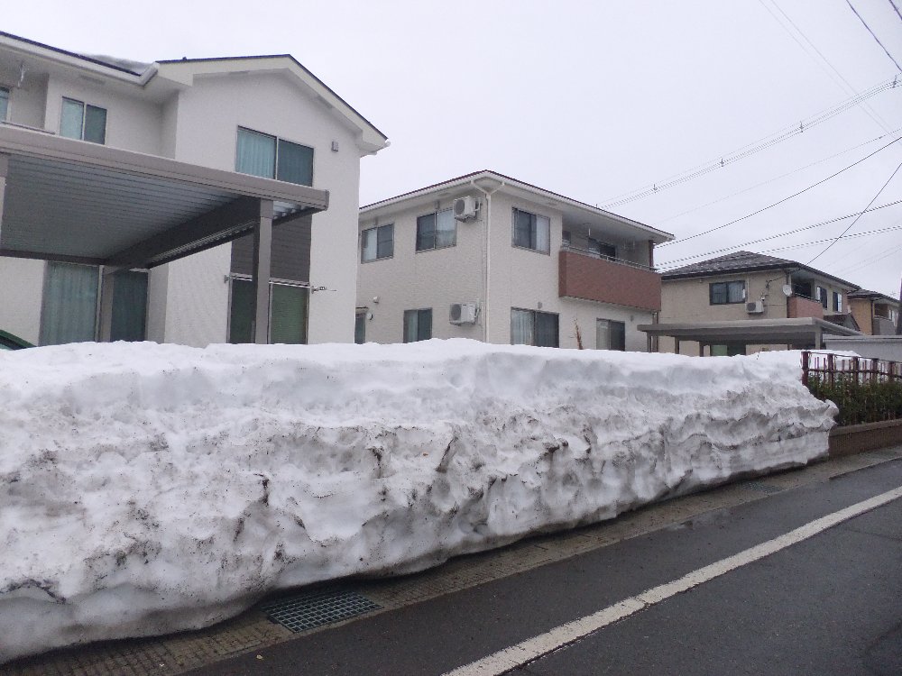 まだまだ残雪多し_e0087201_17444677.jpg