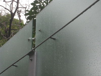 雨もまた良し、ポリカーボのデザインフェンスの濡れた表情_e0010418_17511235.jpg