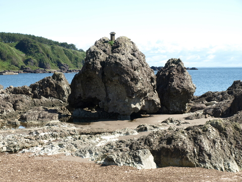 八峰町の奇岩② 小入川海岸のオカムイさま : Toshibon's Blog☆Geo