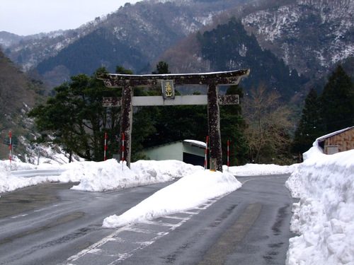 「真冬の山陰を巡る旅2012 三徳山 国宝 投入堂と三朝温泉」_a0000029_939543.jpg