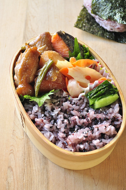 鶏の肉じゃが弁当_b0171098_9422.jpg