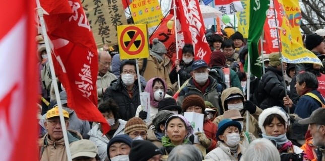 Un an après Fukushima, le Japon manifeste contre le nucléaire_b0152141_17582032.jpg