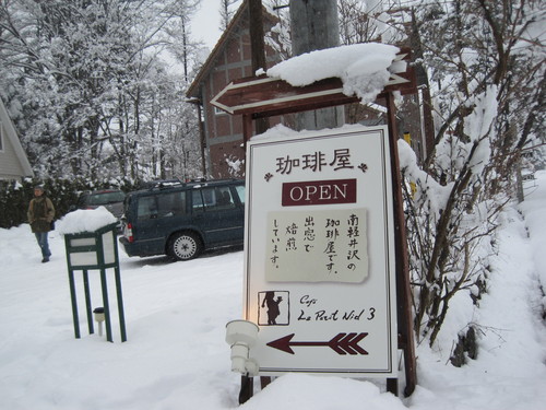 ホワイトデーに苺のマカロンを♪ @Cafe Le Petit Nid 3_f0236260_1941036.jpg