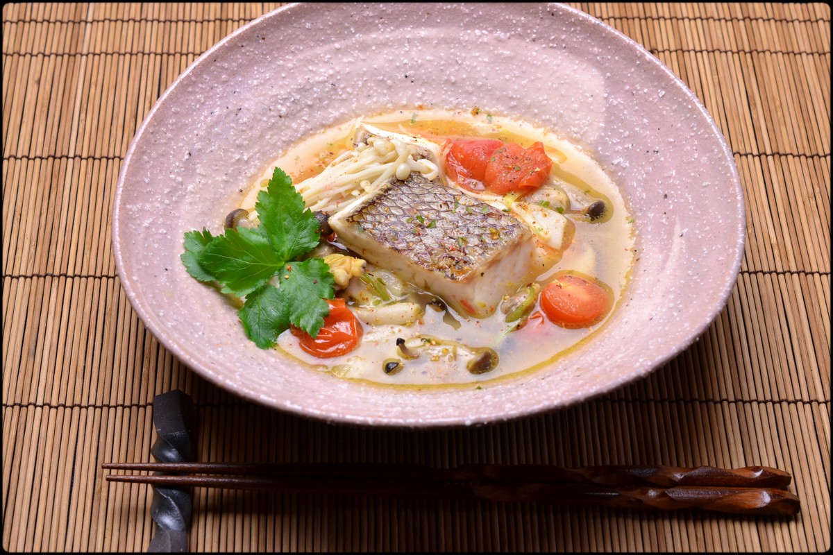 マダイの和風アクアパッツァ 洋風煮魚ver 2 魚と野菜と私と和ノ香 マダイの和風アクアパッツァ 洋風煮魚ver 2 魚と野菜と私と和ノ香