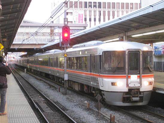 絶、静岡直通～東京口から373系消ゆ : 赤い電車は白い線