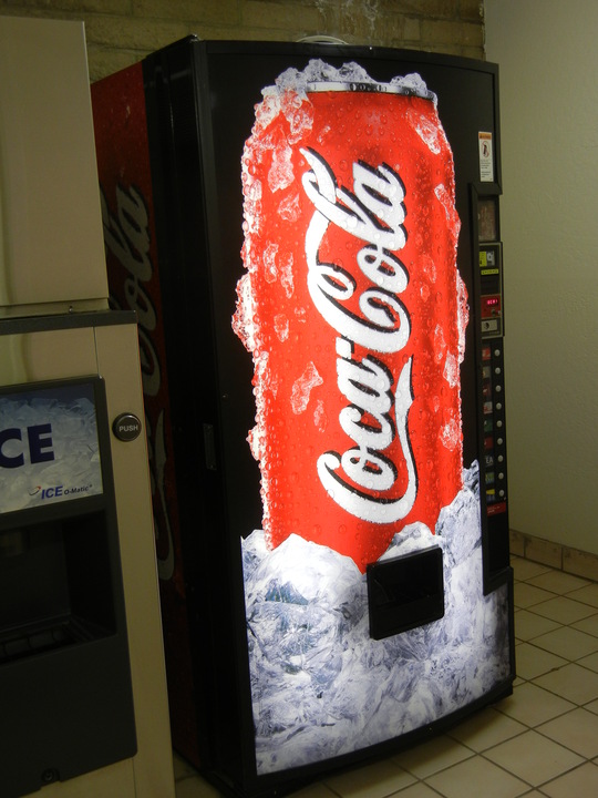 Coca-Cola 自動販売機 赤色 楽天市場】コカ・コーラ 自動販売機型 保冷庫 冷蔵庫 レトロ