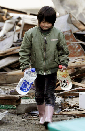 「１枚の写真」 高倉健：「戦後の日本が蓄積してきた経済や社会のシステムがパンクした瞬間でした。」_e0171614_11565213.jpg