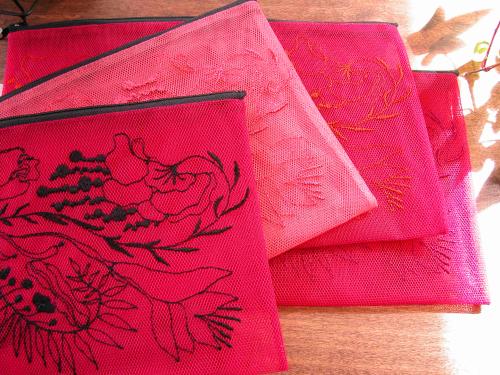 バッグの中を整理するのはこれが一番、長野訓子さんの刺繍のポーチ_f0129557_13581651.jpg