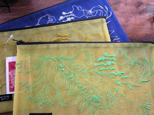 バッグの中を整理するのはこれが一番、長野訓子さんの刺繍のポーチ_f0129557_13582423.jpg
