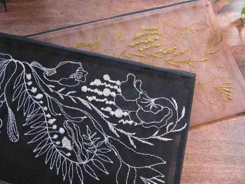 バッグの中を整理するのはこれが一番、長野訓子さんの刺繍のポーチ_f0129557_1358993.jpg