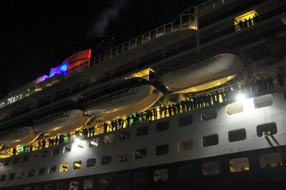 クイーンメリー2 大阪入港2012_e0158925_1044074.jpg