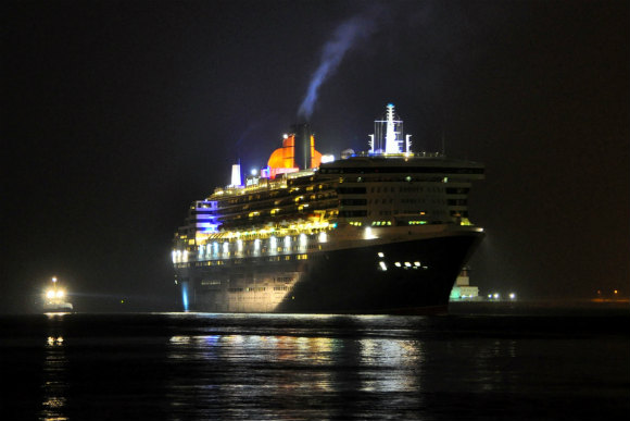 クイーンメリー2 大阪入港2012_e0158925_9283043.jpg