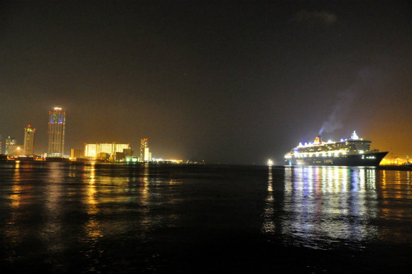 クイーンメリー2 大阪入港2012_e0158925_9285669.jpg