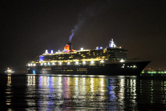 クイーンメリー2 大阪入港2012_e0158925_9285935.jpg