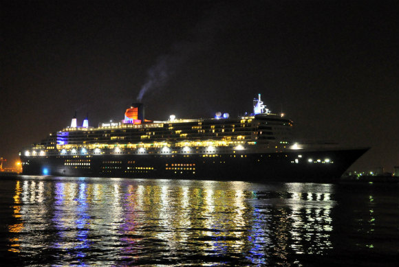 クイーンメリー2 大阪入港2012_e0158925_9293123.jpg