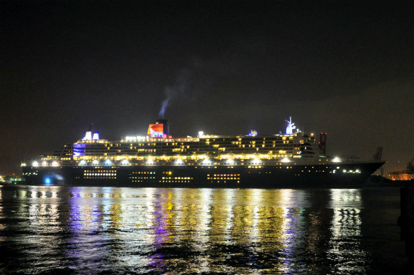 クイーンメリー2 大阪入港2012_e0158925_9295783.jpg