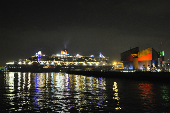 クイーンメリー2 大阪入港2012_e0158925_9325950.jpg