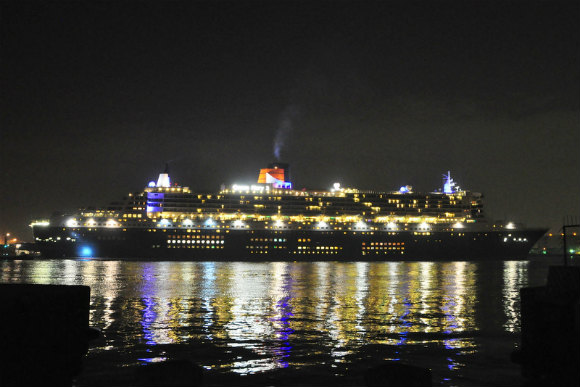 クイーンメリー2 大阪入港2012_e0158925_932778.jpg