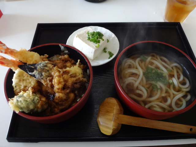 旭のカレー饂飩屋さんの天丼セット、かやくご飯に天麩羅がのっています。_c0225997_5295619.jpg