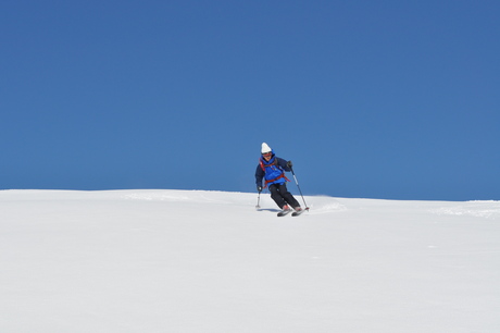 2012年3月10日　楽しい滑りのビーナスの丘、ノートラックの斜面に粉雪を巻き上げ、我々のシュプールを刻む_c0242406_1295396.jpg