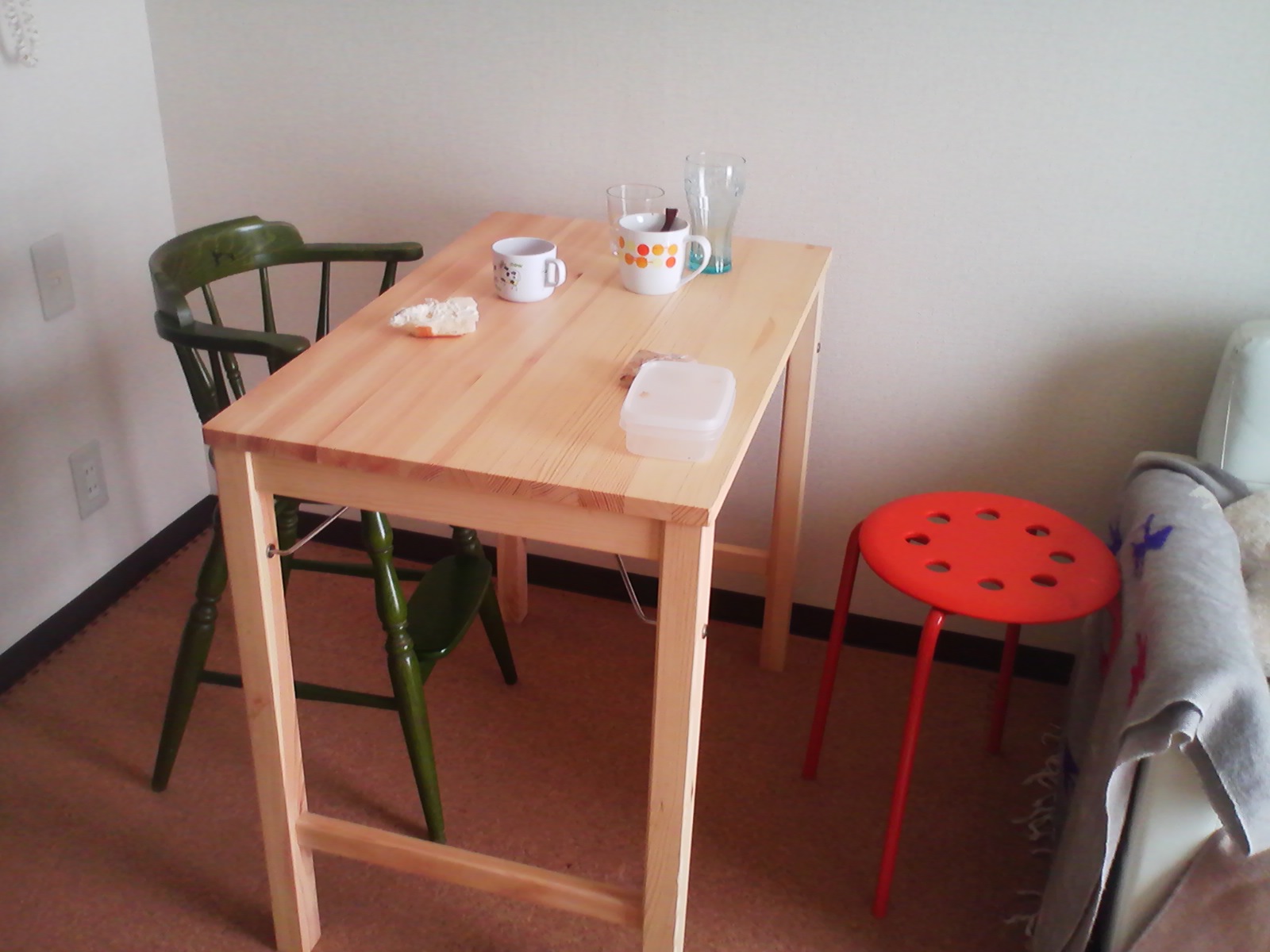 無印パイン材テーブル 小さな部屋
