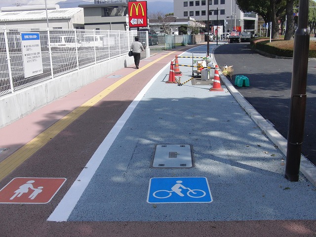 整備が進む自転車道と、それに関する大きな疑問_f0141310_874644.jpg