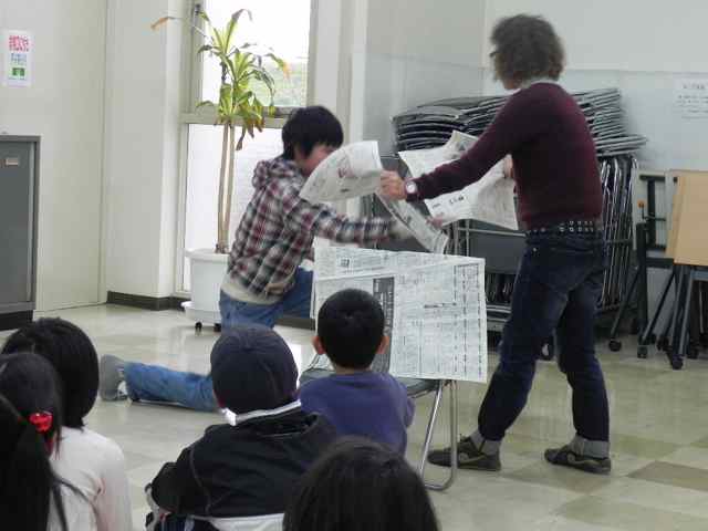 新聞紙でお別れ会!_d0076558_17594818.jpg