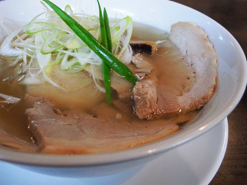 煮干しがフワリと香る中、手打ち麺がキラリ☆　〔手打ち麺 やす田／ラーメン／新大阪〕_f0195971_19393069.jpg