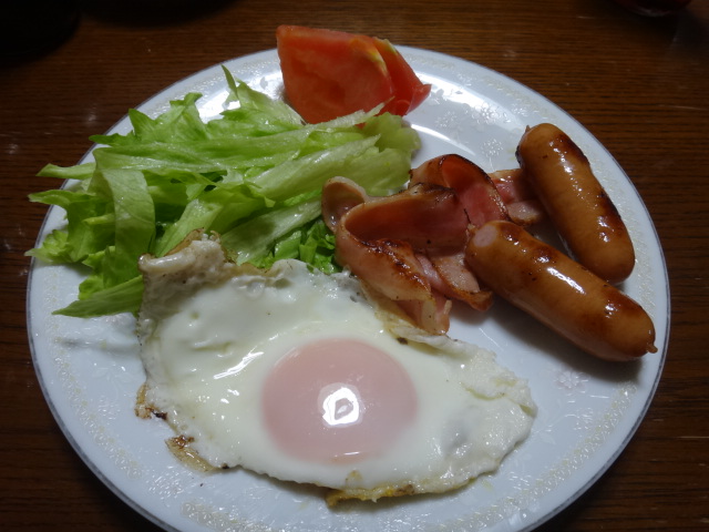 具沢山の饂飩、豚バラ肉の水煮、春雨サラダ、納豆と春雨サラダです。_c0225997_0372446.jpg