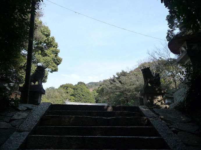 大三島探訪　3　「神功皇后を案内した若者たち　宗方八幡神社」_e0165472_2211411.jpg