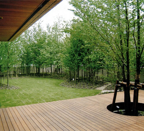 芝生の庭にウッドデッキを造ると心地よい空間ができます_e0267979_14215752.jpg