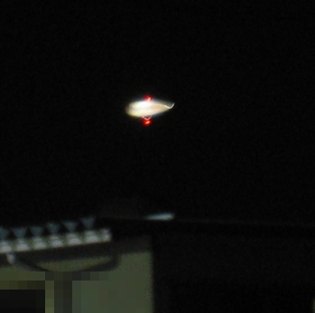 夜空に浮かぶ飛行船_c0134734_0195756.jpg