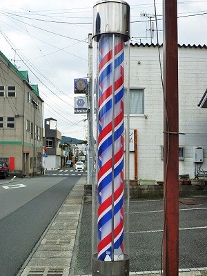 くるくるの或る風景 ５１ メダルの紐の床屋 鉛筆も ダイヤモンドも 同じ炭