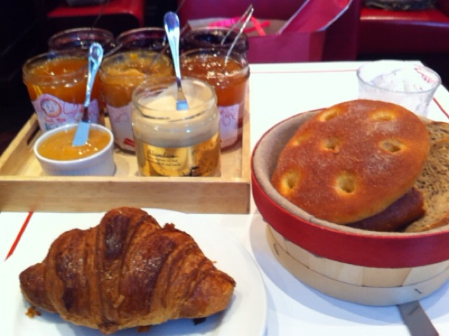 人気PatisserieVironの朝食_f0083294_2359146.jpg