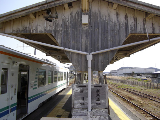 池新田の軌道と金指駅のプレート_f0212142_485121.jpg