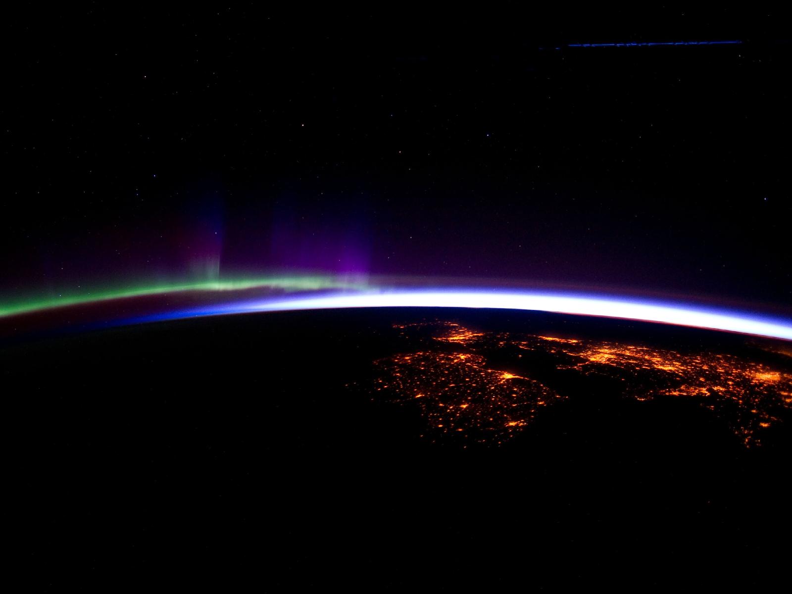 国際宇宙ステーションから見た夜明け前の地球の水平線 秘密の世界 The Secret World