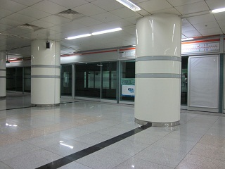 ２０１２年３月　釜山　朝の静けさの西面駅_e0204573_033495.jpg