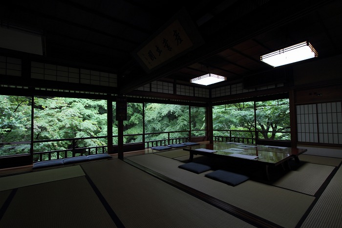 新緑の瑠璃光院 瑠璃の庭と机緑 書院2階 memory of kyotolife 新緑の瑠璃光院 瑠璃の庭と机緑 書院2階 memory of kyotolife