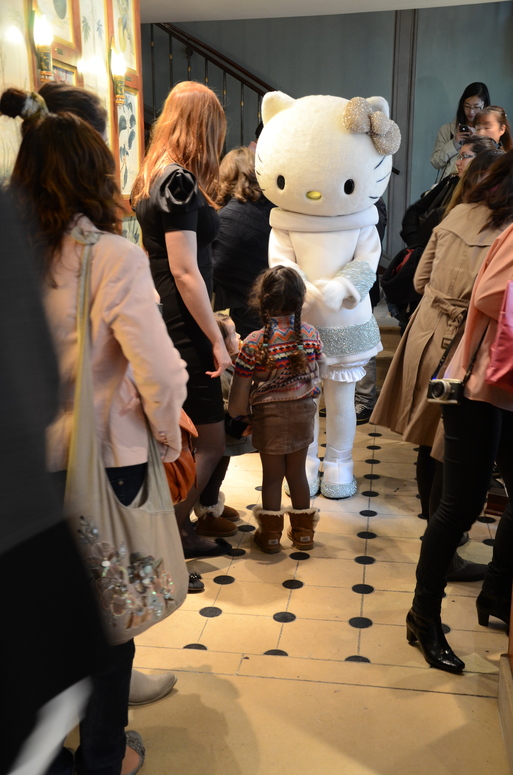 Hello Kitty @ Ladurée - ハロー・キティーがラデュレに_a0231632_319253.jpg