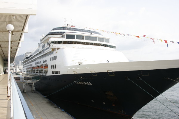 米国ホーランド・アメリカ・ライン社のクルーズ船ザーンダムが神戸に初入港_b0118987_16103048.jpg