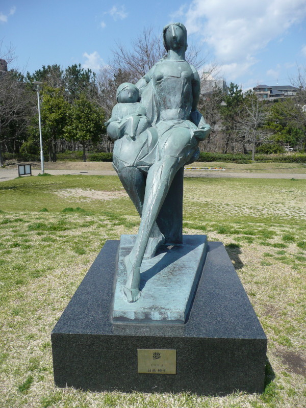 日高頼子氏の彫刻作品「夢」 in 神戸市垂水区平磯芝生広場 on 2012-4-4_b0118987_6192894.jpg