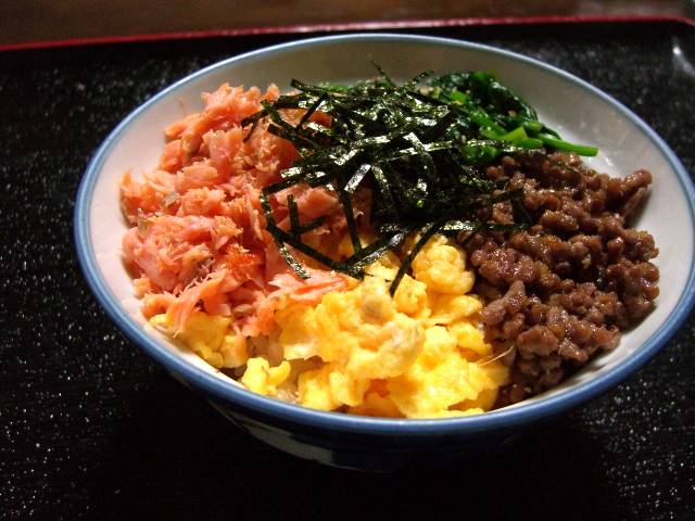 そぼろ丼<鮭・卵・肉・ほうれん草>_f0201488_1212878.jpg
