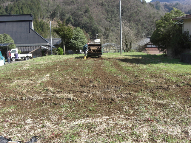 第２の畑に堆肥とトラクター_d0167621_21505682.jpg