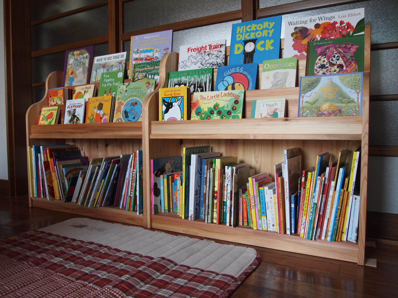 絵本棚。 山の家具屋の日々のこと。