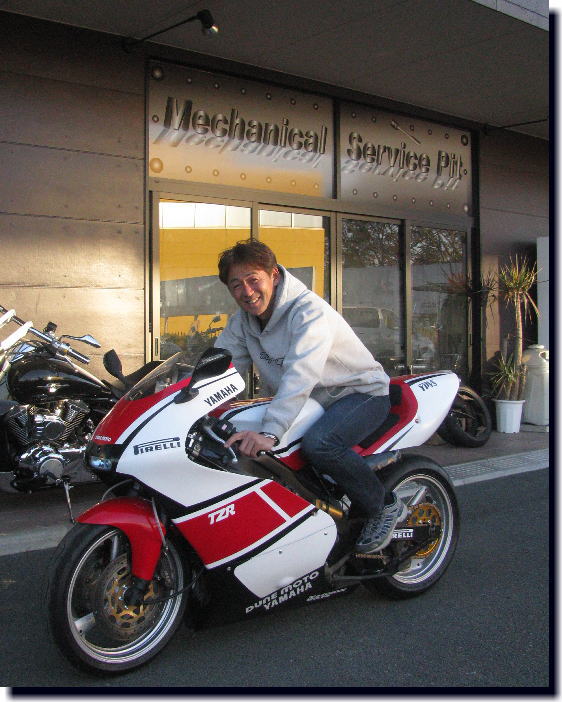 TZRに跨るひとりの男性..._f0178858_19301982.jpg