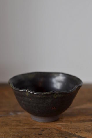 展示品:増田勉 黒釉輪花小鉢_d0087761_1501190.jpg
