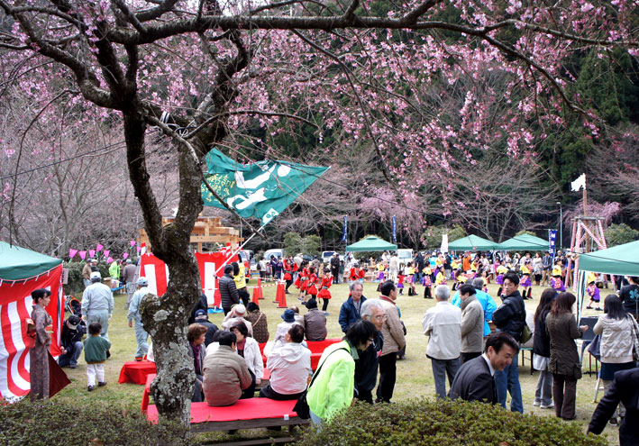 花は三分 人出は満開_b0145296_715736.jpg
