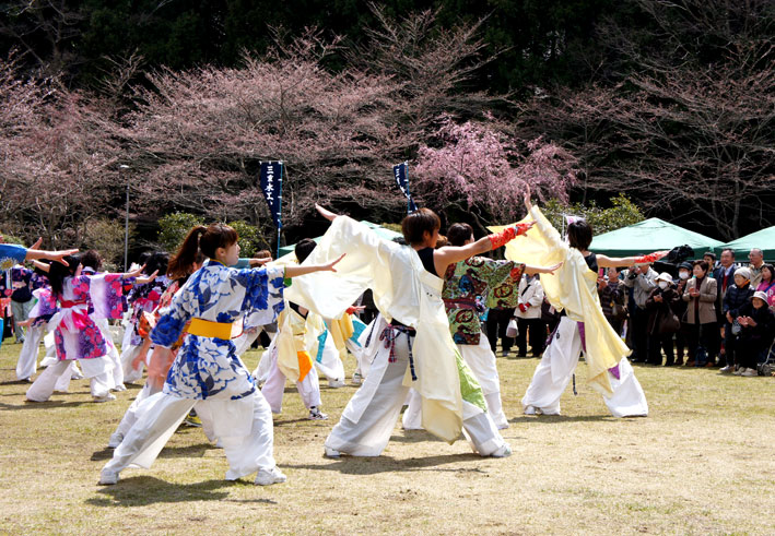花は三分 人出は満開_b0145296_717643.jpg