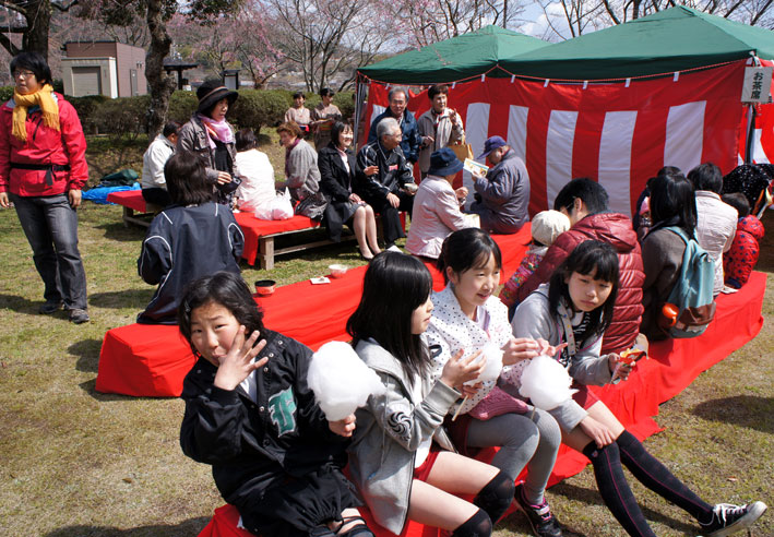 花は三分 人出は満開_b0145296_7195074.jpg