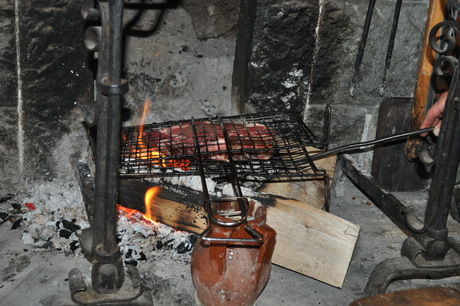 2012.4.7-8　モンテサーノの山荘でローマ時代のやり方で２ｋｇのステーキを焼く_c0242406_1226540.jpg